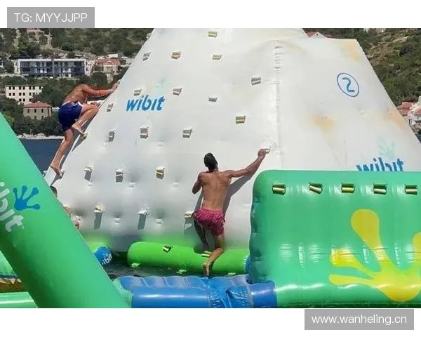 德约科维奇又发度假图，泳池边那桌饭能把我一年工资吃光